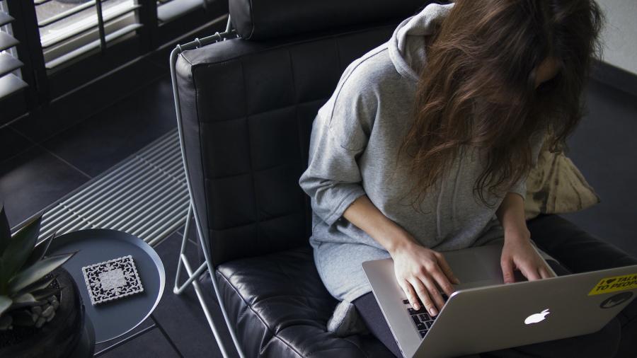 Vrouw schrijft op haar laptop