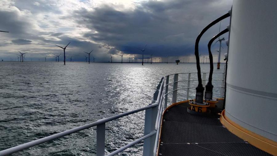 Windmolenpark in de Noordzee gezien vanaf de voet van een windmolen