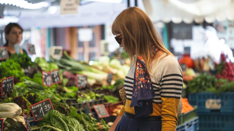 Vrouw kiest groenten op de markt