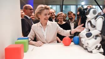 Voorzitter van de Europese Commissie Ursula von der Leyen speelt met een robot bij haar bezoek aan het AI Experience Centre van de VUB