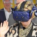 Minister van Innovatie Hilde Crevits test een VR-bril uit